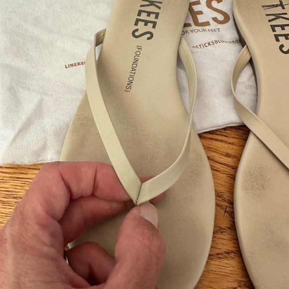TKEES Lily Flip Flop Sandals in Size 6 - Picture 2 of 5